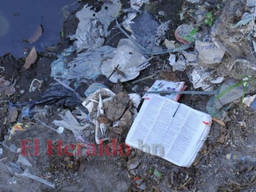 Entre maleza, una Biblia y basura hallan a un hombre muerto en la capital (FOTOS)