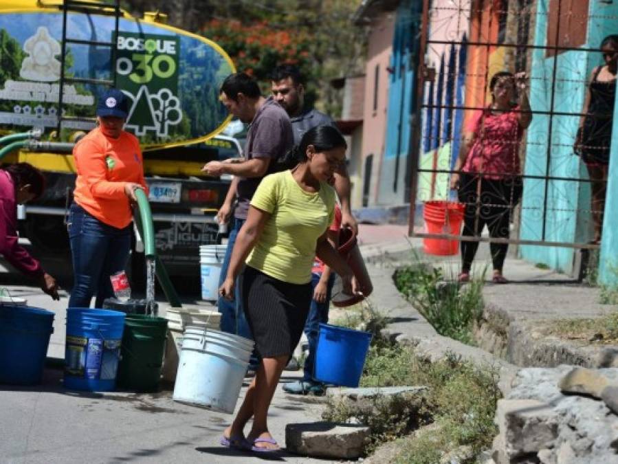 FOTO: Inicia distribución de agua en la capital de Honduras ante posible sequía