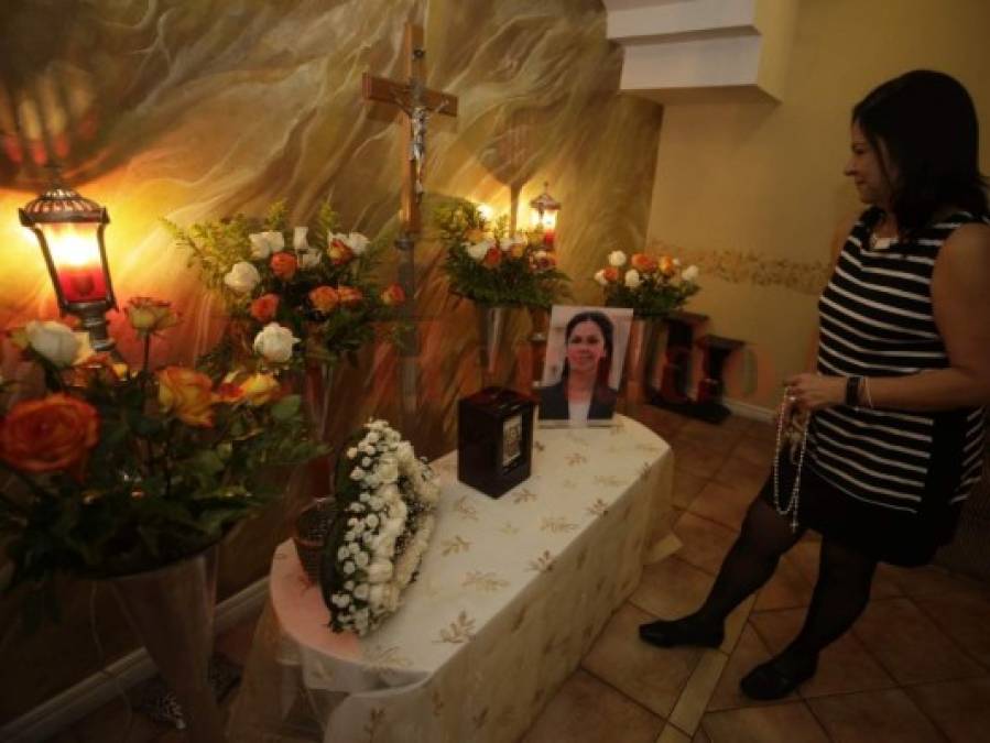 Amigos y familiares de la periodista Indira Murillo velan sus restos en Honduras