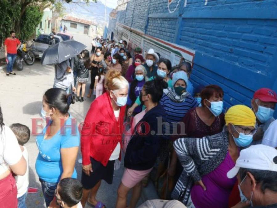 Aglomeración, caos y quejas en el primer día de entrega del Documento Nacional de Identificación