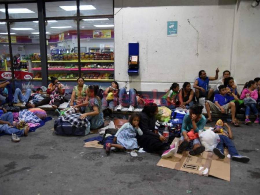 Así pasan la noche los hondureños de la caravana de migrantes