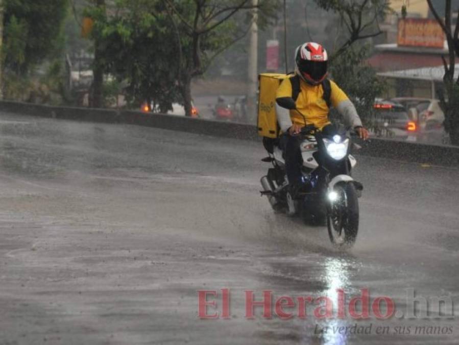 FOTOS: Primeras lluvias de la temporada refrescan la capital, inundada de humo