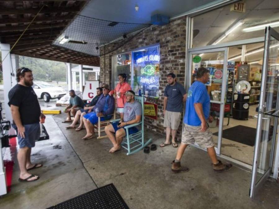 FOTOS: Estadounidenses desafían las alertas por el huracán Florence