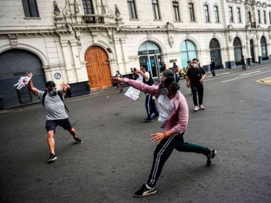 Jornada de intensas protestas en Perú un día después de la destitución de Vizcarra (FOTOS)