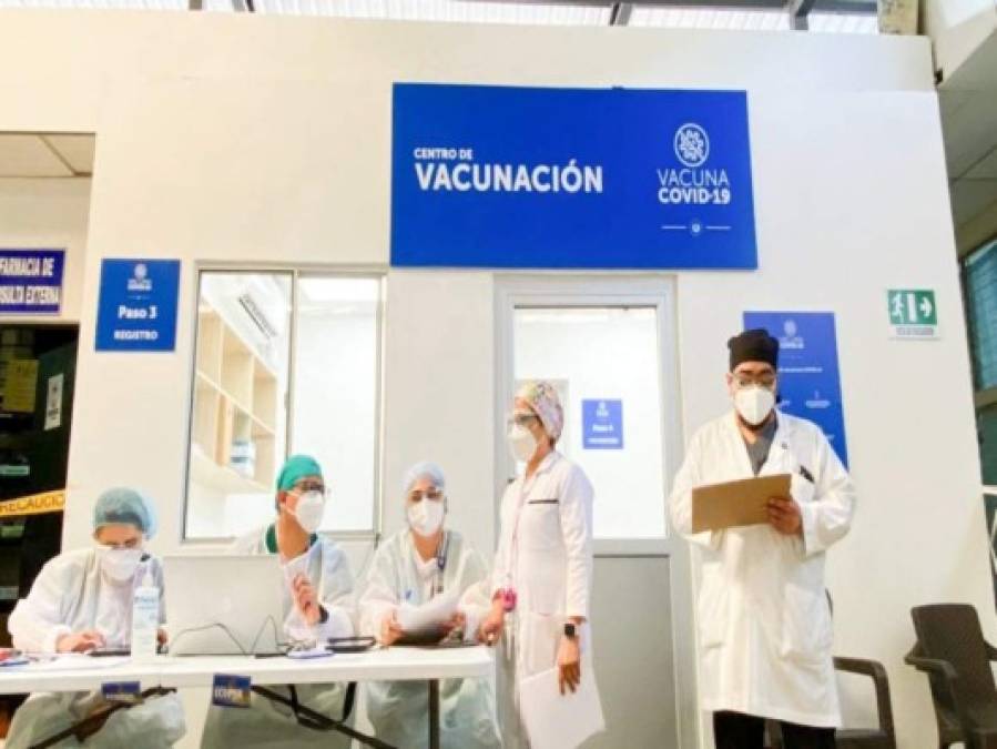 Así recibió la vacuna contra el coronavirus el personal de salud de El Salvador (Fotos)