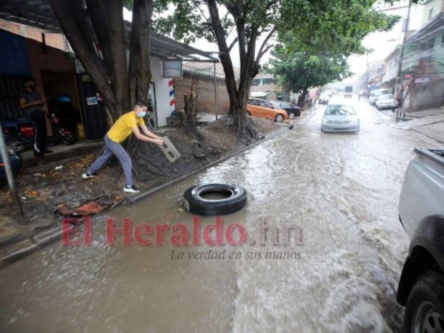 Calles convertidas en ríos y aceras inundadas, así luce la capital tras las lluvias