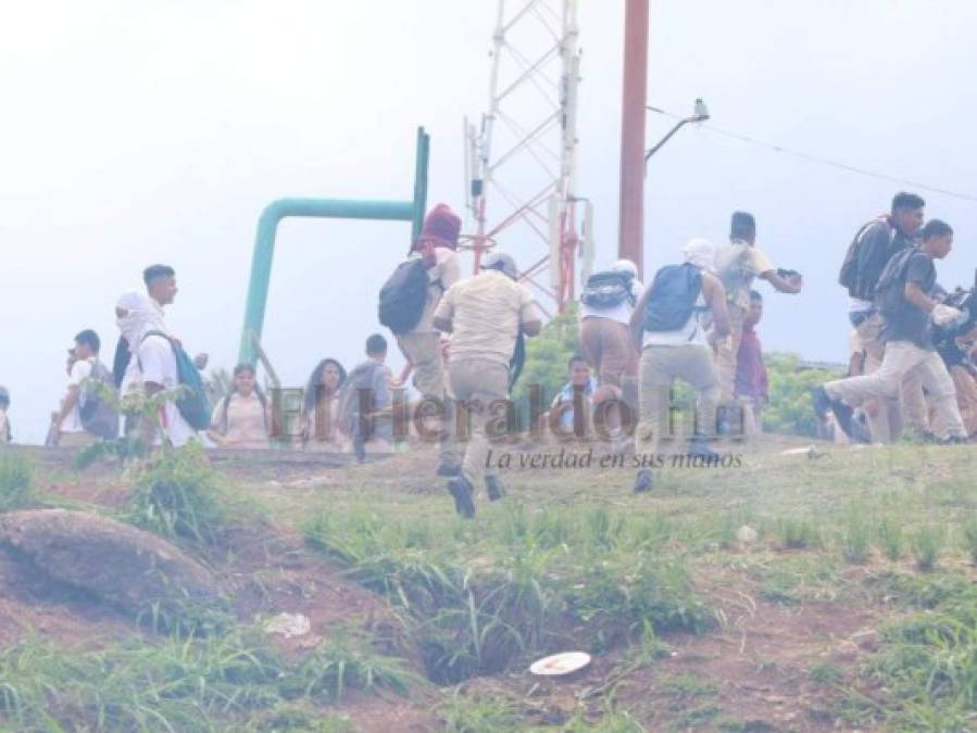 FOTOS: Las imágenes que han dejado los fuertes enfrentamientos entre estudiantes del Técnico Honduras y la Policía Nacional