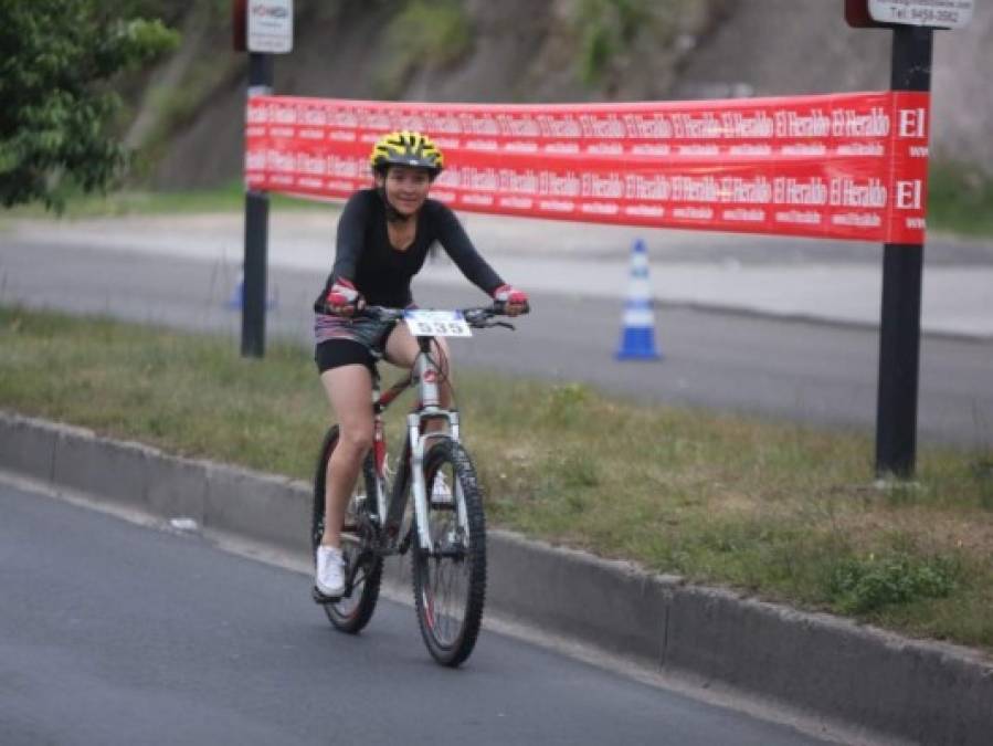 Las mujeres que encabezan la carrera de la Séptima Vuelta Ciclística