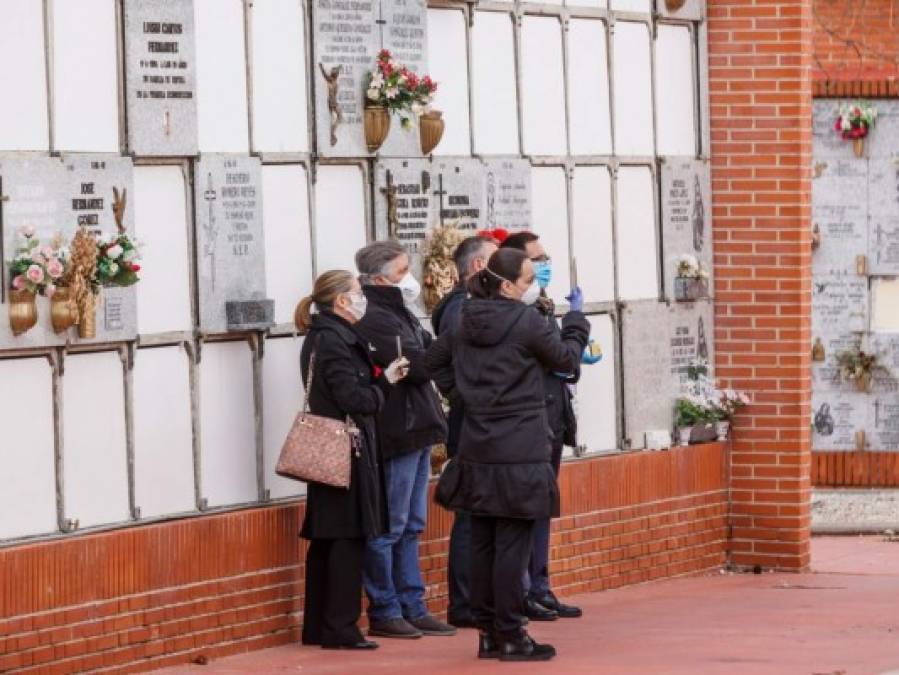 FOTOS: España sigue desierta, llora sus muertos y limpia sus calles ante coronavirus