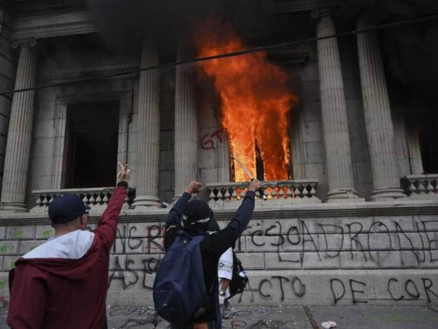 Prenden fuego a Congreso de Guatemala en protesta por reducción de fondos a Educación y Salud (FOTOS)