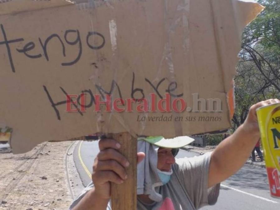 Con latas y rótulos de 'tengo hambre' pobladores piden ayuda en bulevar FFAA