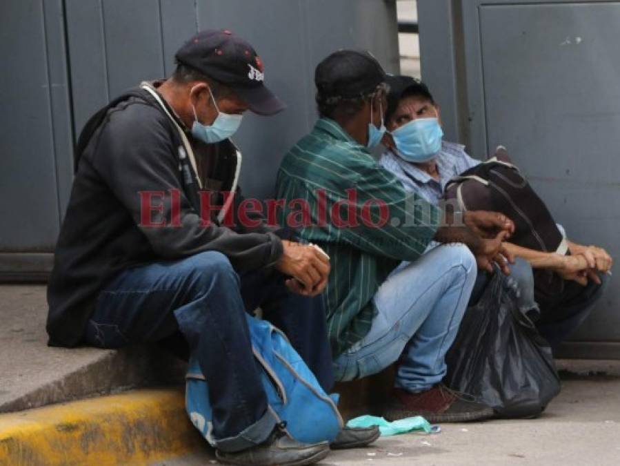 Bajo el Sol, la lluvia y el frío, la dura espera de familiares pacientes en alrededores del Hospital Escuela (FOTOS)