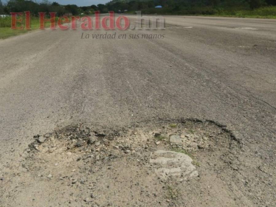 Fotos: Llena de baches y usada como corral, así está la pista del aeródromo de Trujillo