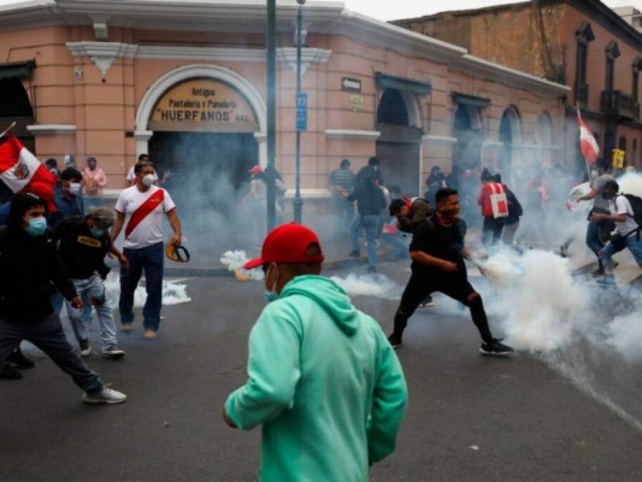 FOTOS: Sigue el ambiente tenso en Perú contra nombramiento de Manuel Merino