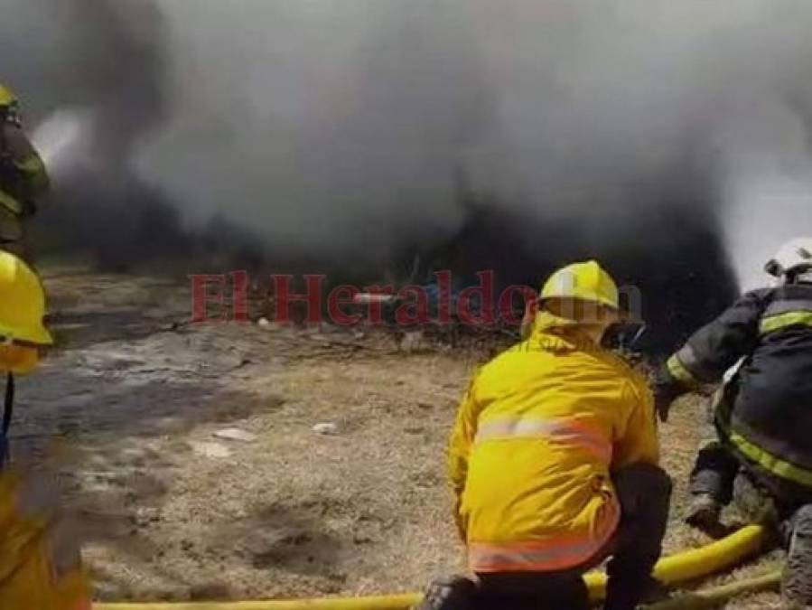 Columnas de humo tóxico y escombros, las imágenes del incendio en Las Tapias