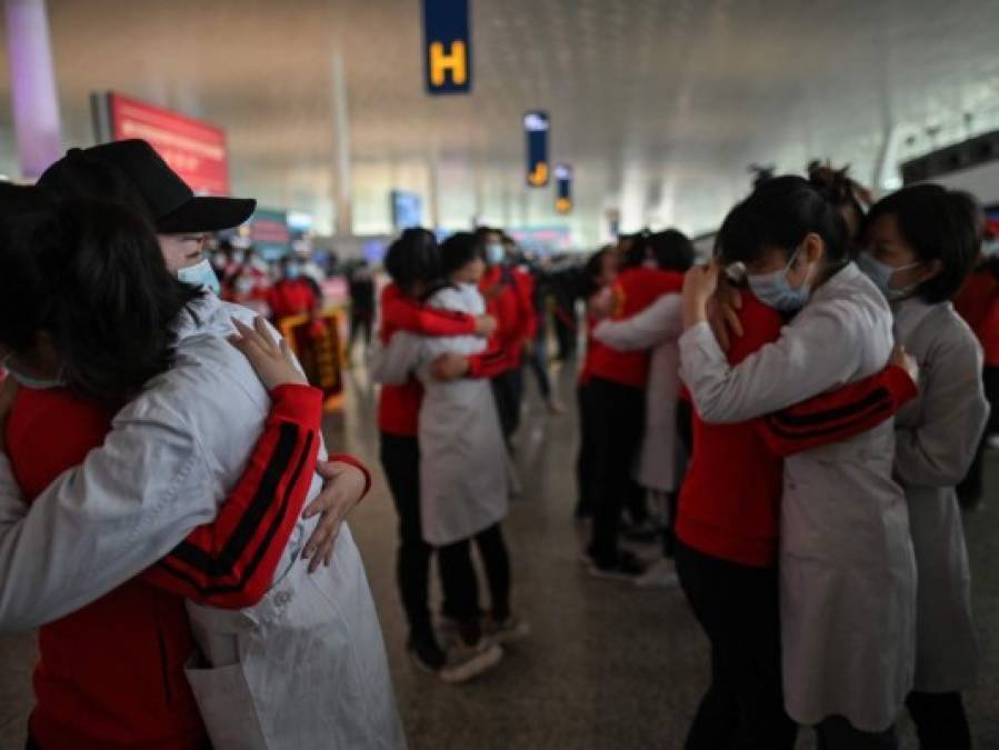 Entre llanto y abrazos, Wuhan celebra el fin de confinamiento por Covid-19