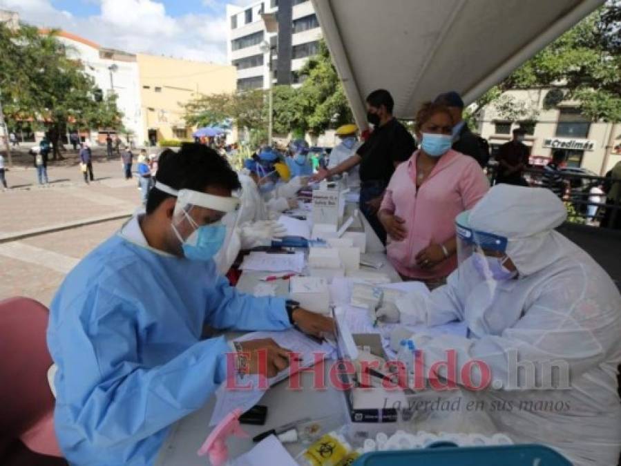 Salud realiza brigadas médicas contra el covid-19 en el Parque Central de Tegucigalpa