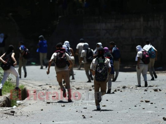 Honduras: Guerra campal entre estudiantes y policías en la colonia Kennedy