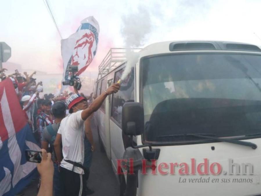 Euforia, música y pólvora: así recibió la Ultra Fiel al Olimpia (FOTOS)