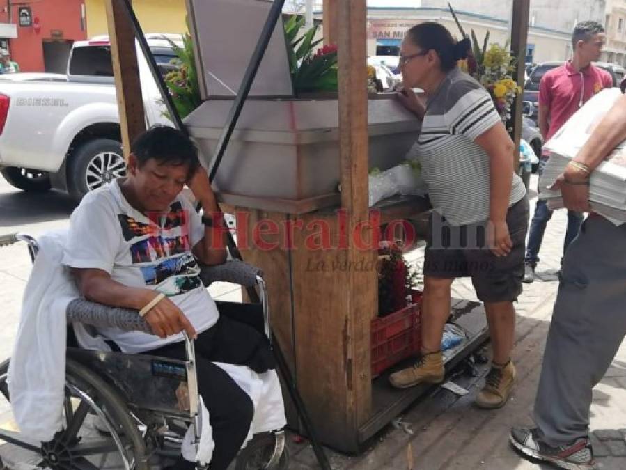 FOTOS: Desgarradora escena de madre velando a su hijo en plena calle de la capital