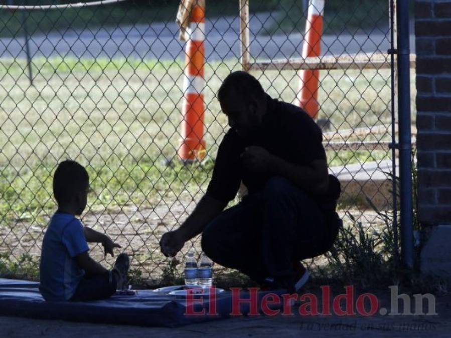 Hondureños migrantes: En los brazos cargan a sus hijos...y en el alma, dolor y resignación; imágenes que conmueven