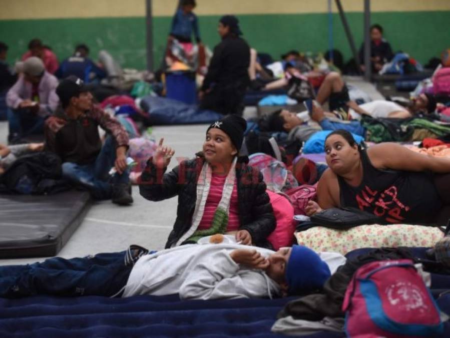 Así pasan la noche los hondureños de la caravana de migrantes