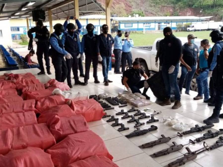 Droga, paquetes de dinero, AK-47 y AR-15: decomisos en Colón (FOTOS)