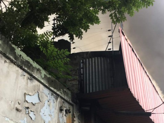 Pavoroso incendio destruye varios comercios en el centro de San Pedro Sula (Fotos)
