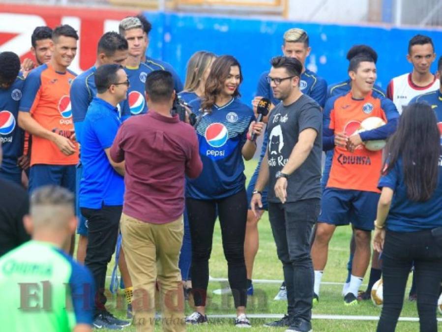 FOTOS: Presentadores de Las Mañanas del 5 pagan apuesta regalando 'burritas' a Motagua