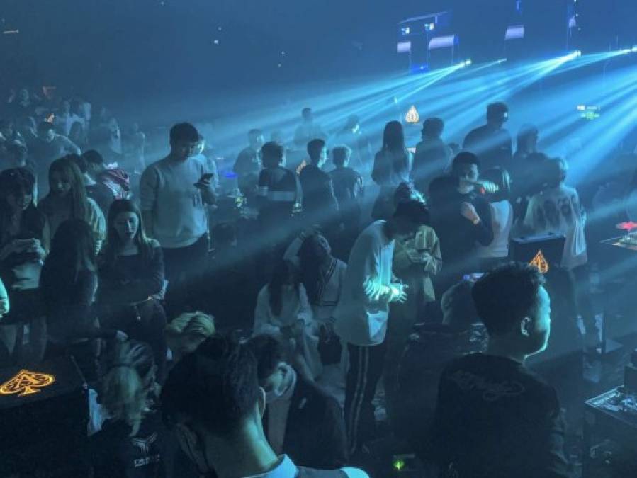 Así es el ambiente de las discotecas en Wuhan, cuna de la pandemia del covid
