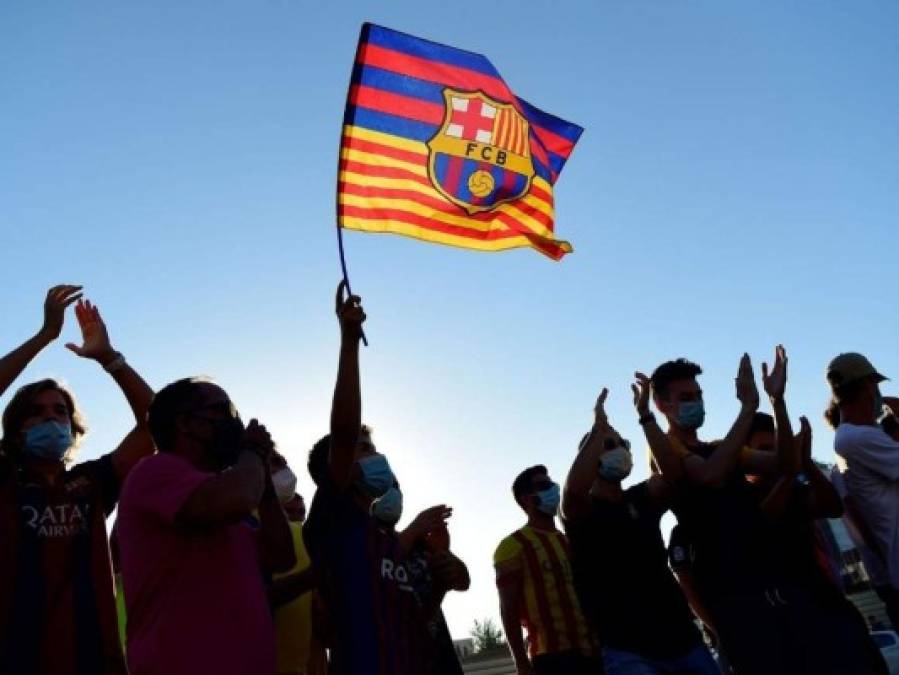 Invasión en el Camp Nou y disturbios de aficionados por la salida de Messi (FOTOS)