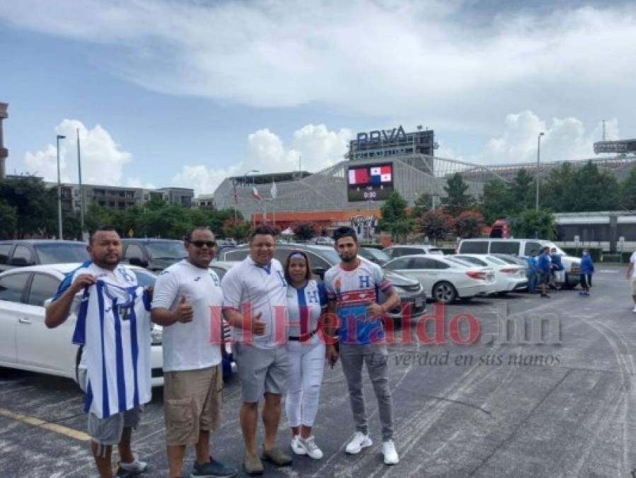 A pesar de la lluvia, fanáticos llegan al BBVA Compass y apoyan a Honduras