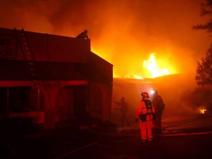 Imágenes del voraz incendio en California que obligó a Kim Kardashian a evacuar su casa