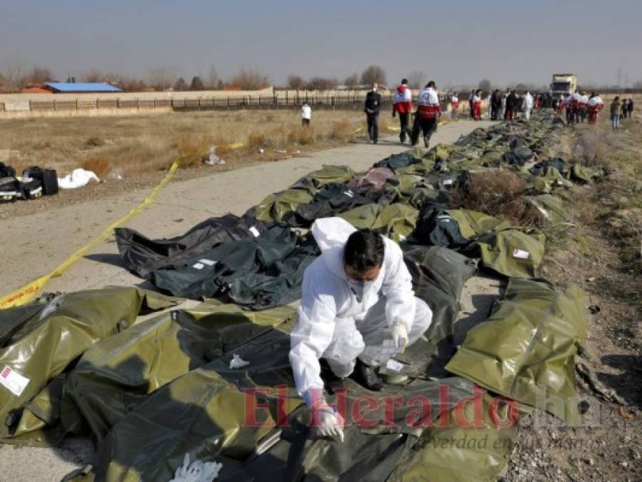 Cuerpos carbonizados y escombros, impactante escena del avión accidentado en Irán