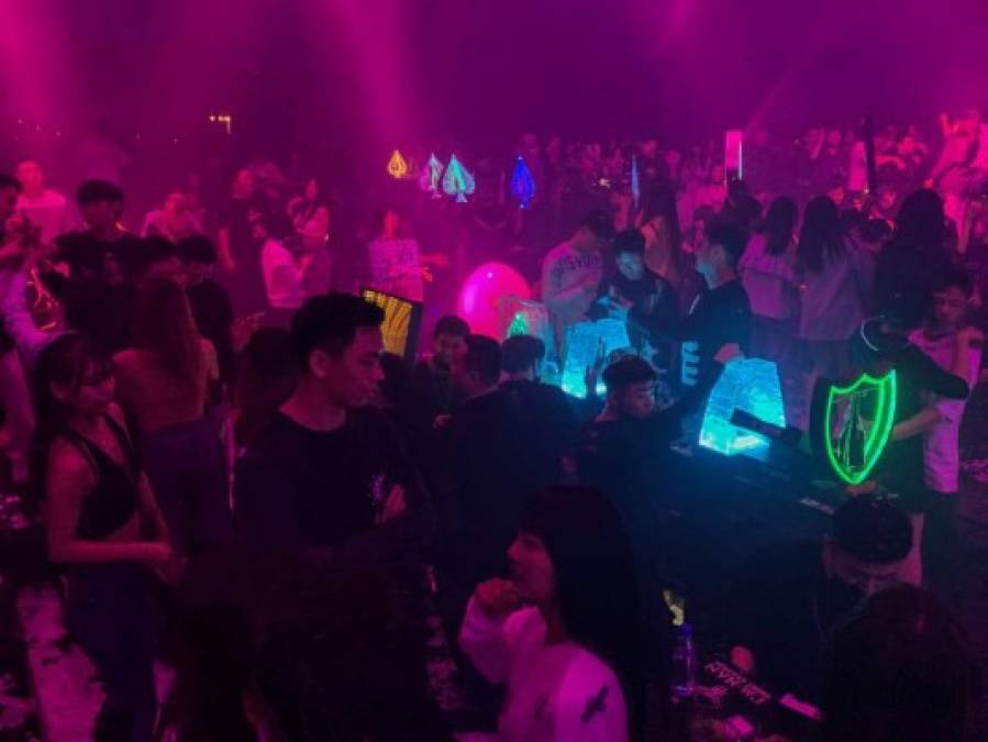 Así es el ambiente de las discotecas en Wuhan, cuna de la pandemia del covid