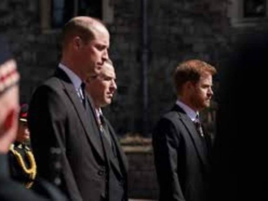 Así fue el incómodo reencuentro de los príncipes Harry y William en el funeral del duque de Edimburgo  