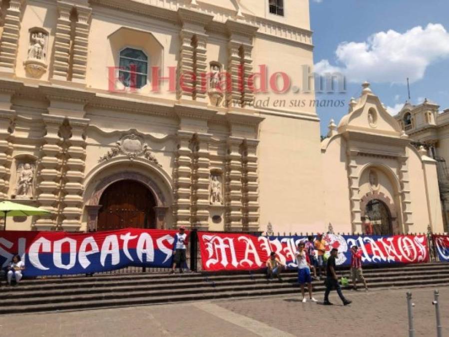 Ultra Fiel llena de algarabía la Plaza Central de Tegucigalpa previo al clásico entre Olimpia y Motagua