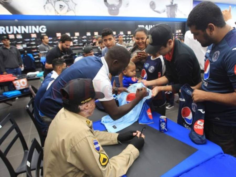 Motagua ilusiona a sus aficionados con el campeonato en firma de autógrafos