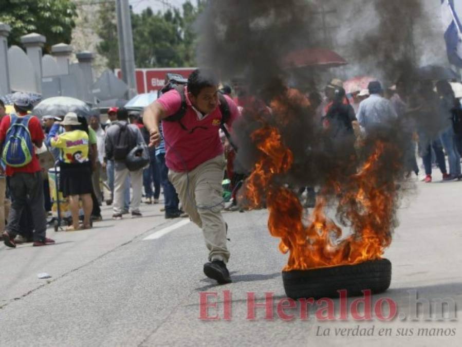 Fotos: Con gritos y quema de llantas ante Inprema, maestros piden derogación de decretos