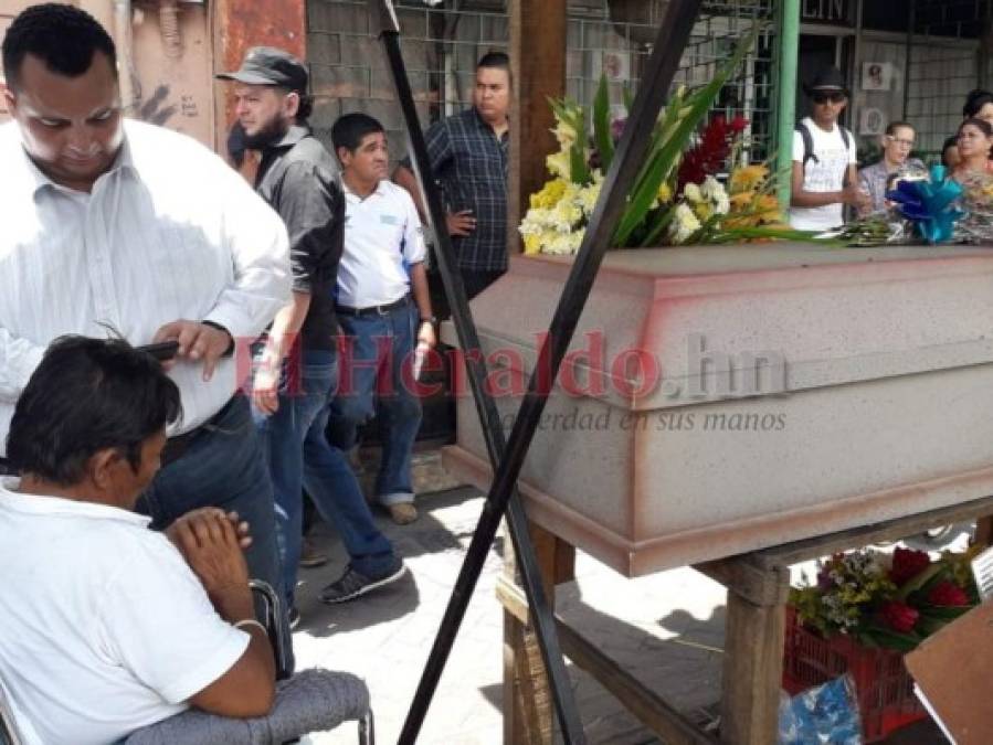 FOTOS: Desgarradora escena de madre velando a su hijo en plena calle de la capital