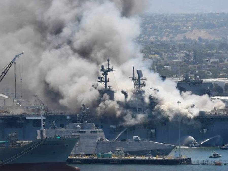 Impactantes imágenes deja explosión en buque militar en San Diego, EEUU