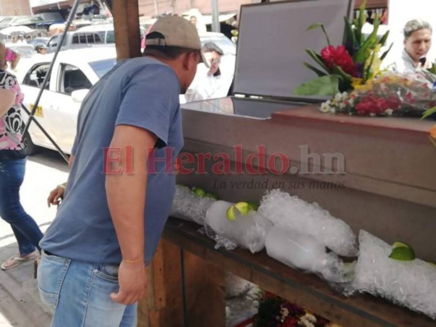 FOTOS: Desgarradora escena de madre velando a su hijo en plena calle de la capital