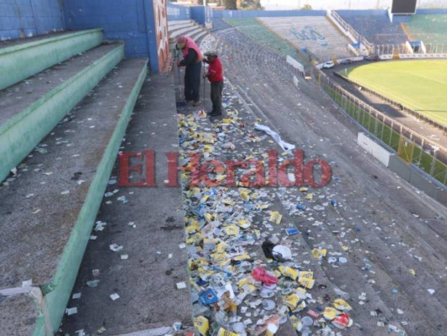 FOTOS: Lleno de basura amaneció el Estadio Nacional de Tegucigalpa tras la final Motagua vs Herediano por la Liga Concacaf