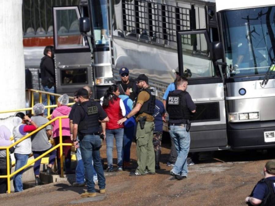 FOTOS: Así arrestó ICE a 680 personas en redadas en Mississippi