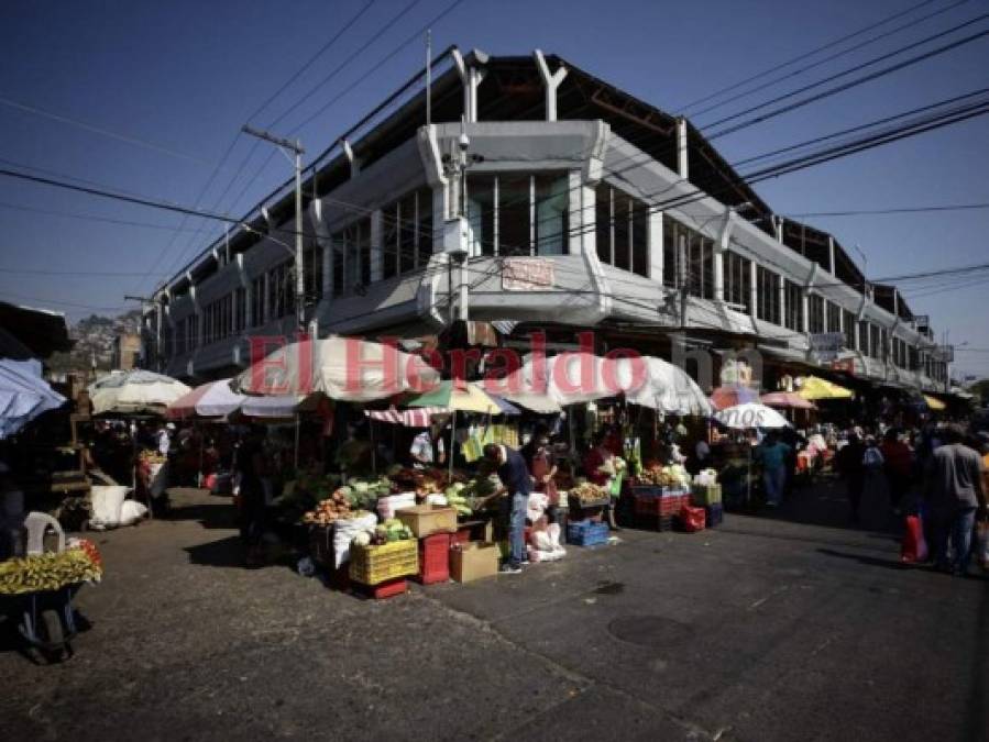 FOTOS: Mercados desbordados mientras capitalinos se exponen al Covid-19