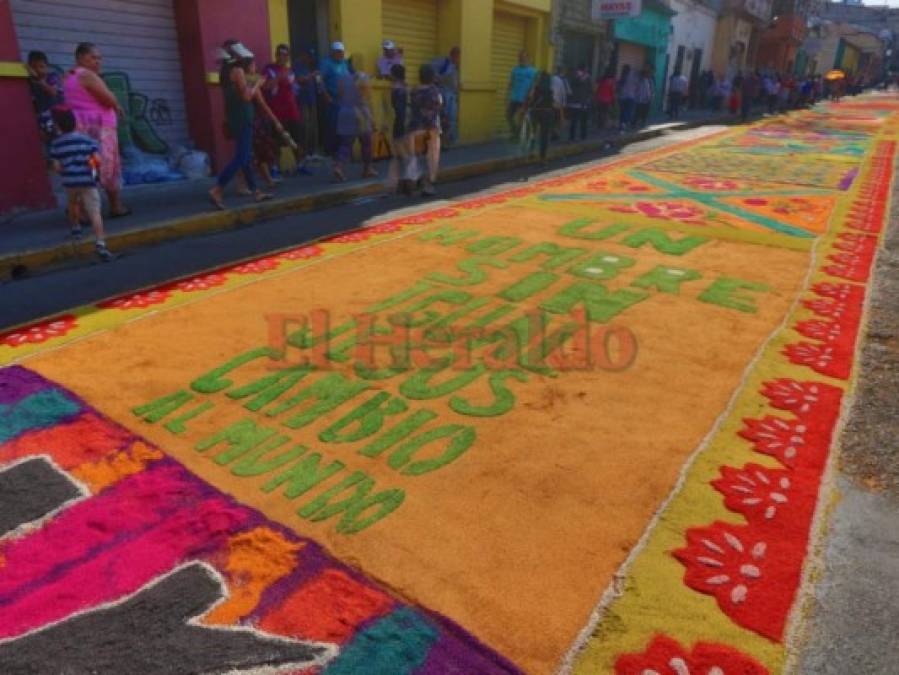 Coloridas alfombras de aserrín engalanan procesiones de este Viernes Santo