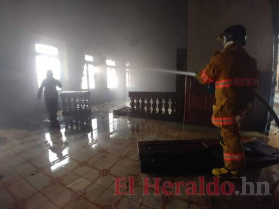 FOTOS: Los daños que encapuchados provocaron al antiguo edificio de la Alcaldía Municipal en la capital