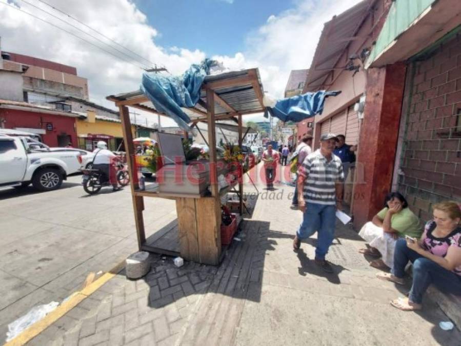 FOTOS: Desgarradora escena de madre velando a su hijo en plena calle de la capital