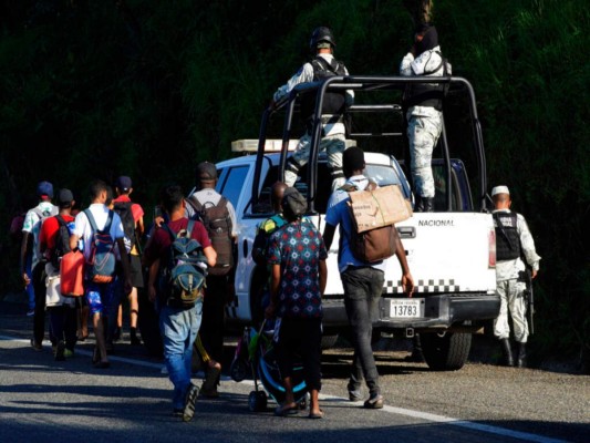 Migrantes hondureños, haitianos y salvadoreños sanan las llagas de sus pies en Huixtla, México (Fotos)