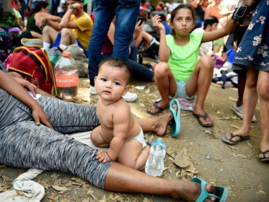 Duro trato a caravana migrante no causa indignación en México (FOTOS)